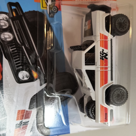 D10  Hot Wheels   73 Jeep J10 with shipping protector - Picture 2 of 3
